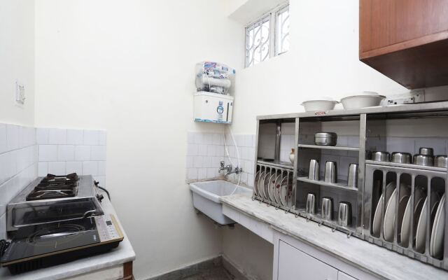 OYO 13269 Home Cozy 1RK Near Library Chowk