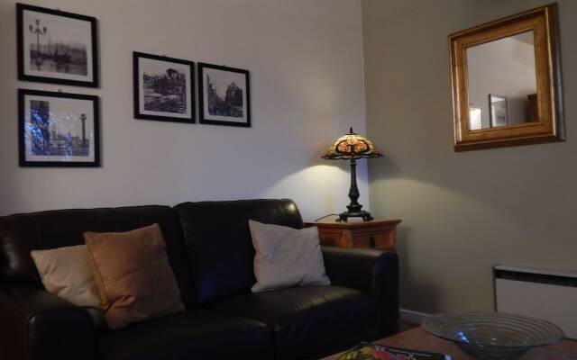 LETS Quiet Cul-de-Sac Apartment