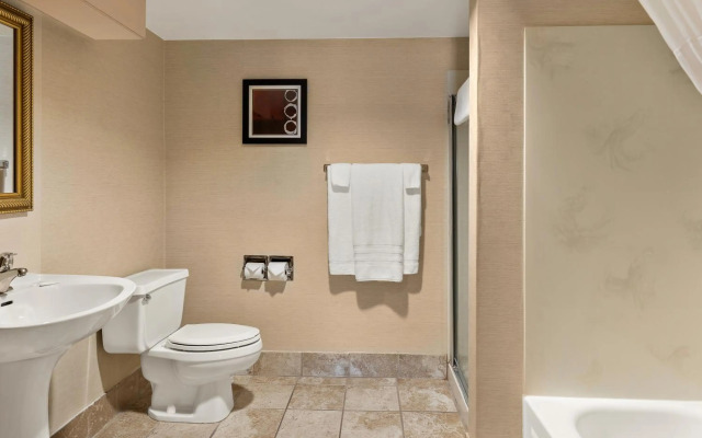 Отель RL Cleveland Airport West