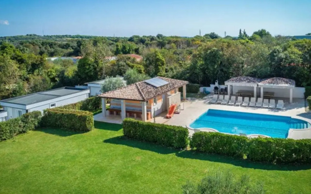 Gorgeous Mobile Home in Banjole With Swimming Pool
