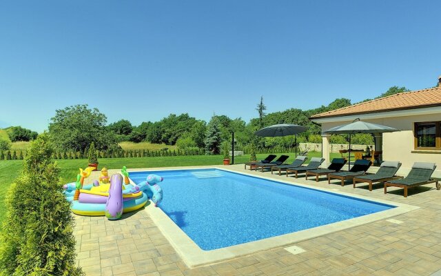 Villa With Pool and Sunshade in Rovinj