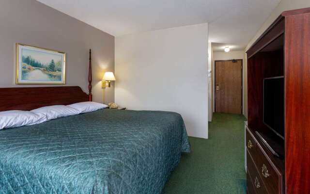 Super 8 by Wyndham Reedsburg