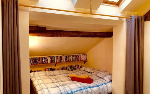 Squirrel Barn. Hi-spec. Hot tub & Wifi. Sleeps 14