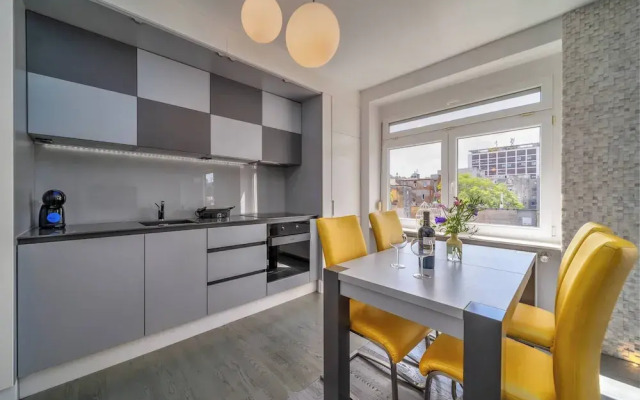 Silver Apartment With Hot Tub And Balcony