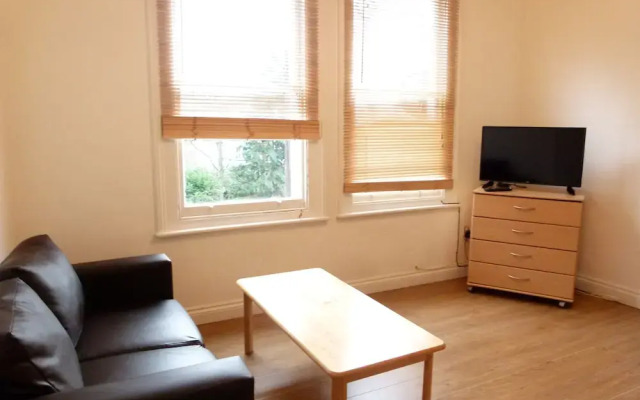 SS Property Hub - Family Apartment in Kensington