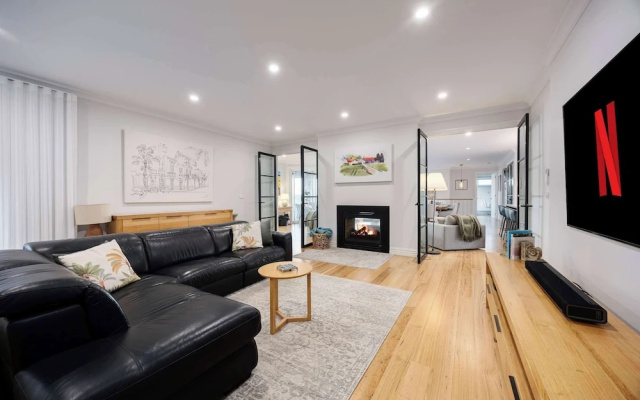 Baymere Pool Spa City Views – Guest Rooms – Melbourne