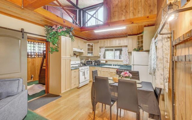Cozy Crestline Cabin w/ Mountain-view Balcony!