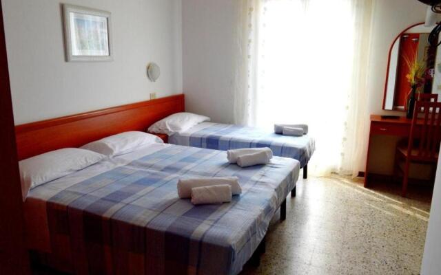 New Hotel Cirene Big Quadruple Room 4 People With Breakfast