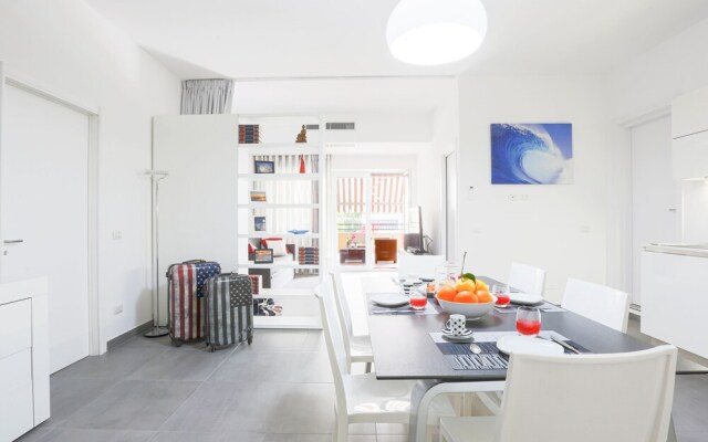 Modern spacious apartment with terrace, balconies, solarium & gym