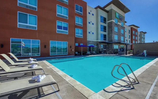 Holiday Inn Express & Suites Ridgecrest - China Lake by IHG