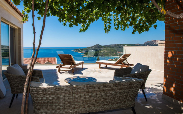 Villa Art Gallery - Six Bedroom Villa with Terrace and Swimming Pool