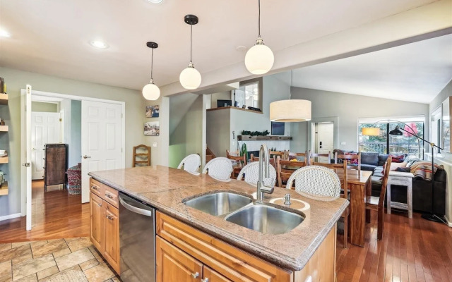 Park Forest  4 Bedroom Home by RedAwning