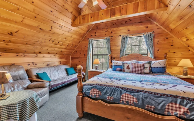 Cabin in the Woods w/ Hot Tub & Games!