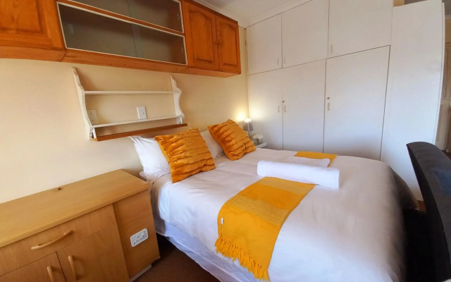Cozy Strand Beach Getaway - Studio Apartment