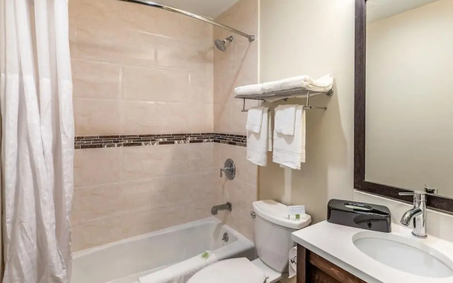Van Wyck Hotel & Suites Near JFK Airport