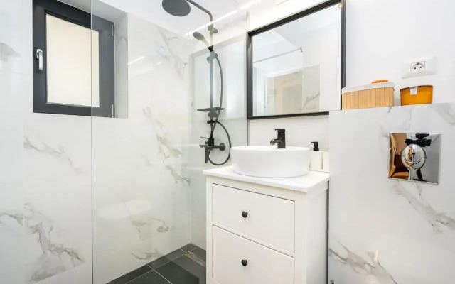 Bright 2BR Flat - Top Location - Green Views
