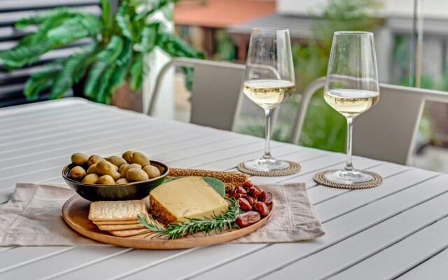 Sanders Only - Lovely 1-bdr Apt With two Balconies
