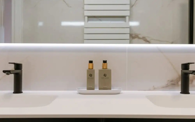 Pleasant 2 Bedroom Apartment With Private Parking