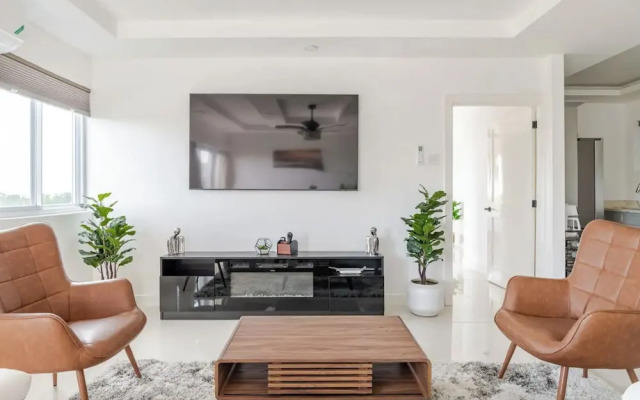 Luxe City Oasis 2BR with Pool & Gym