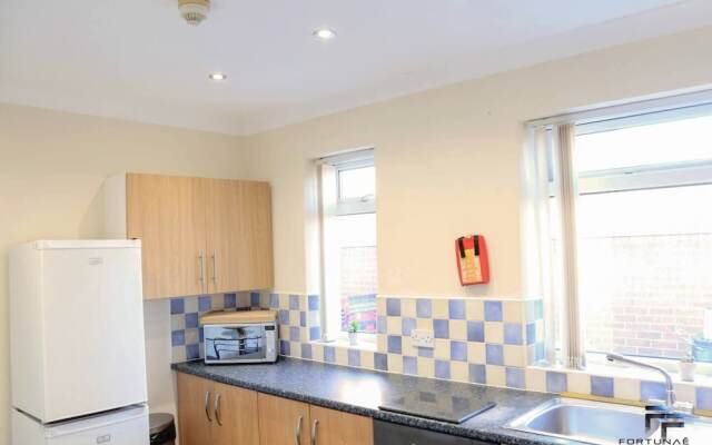 Beautiful 5-bed House Roker Beach