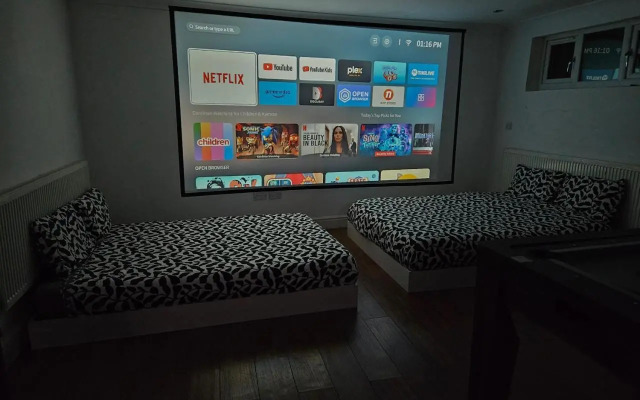 Annexe Pool Table, air Hockey, Table Tennis, Movie
