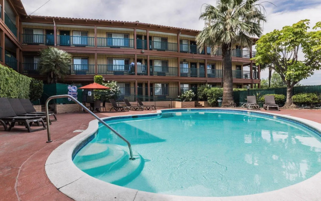 818 Hotel + Pool, an Ascend Hotel Collection Member