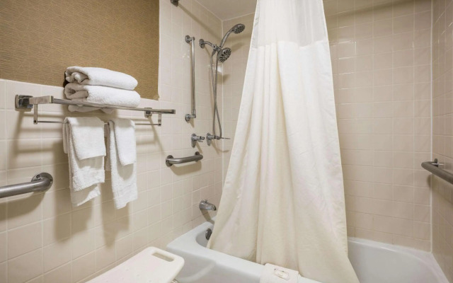 Quality Inn & Suites Syracuse Fairgrounds