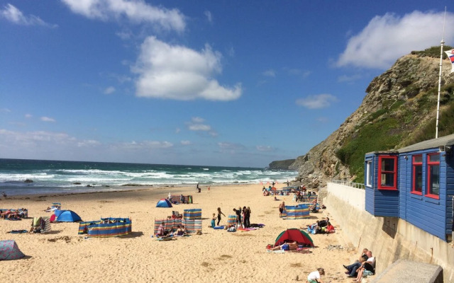 The Beach House & Porth  Sands Apartments