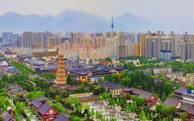 鸿晟云栖酒店(西安航天城凤栖原地铁站店)