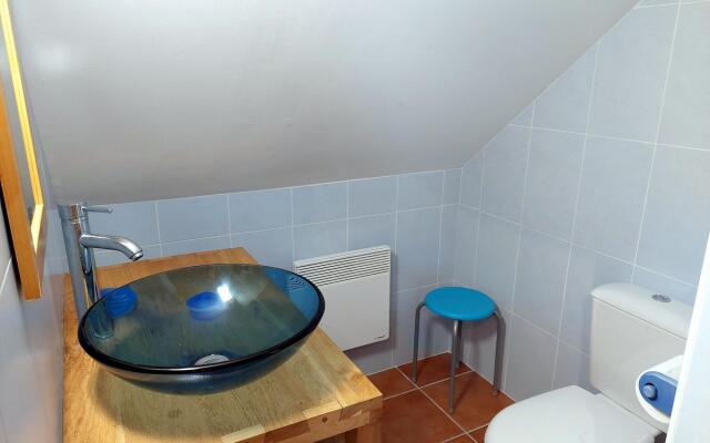 Semi-detached house with sea views, Cléder