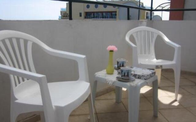 Low-cost rooms 50m from the beach!