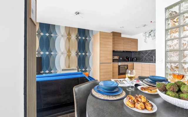 Bullring Lux Suite- Netflix-free Parking-sleeps 6