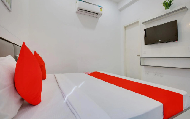 OYO Flagship 80590 Sky White House