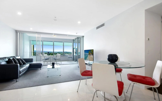 Iconic Q Surfers Paradise 1 Bed + Study Apartment