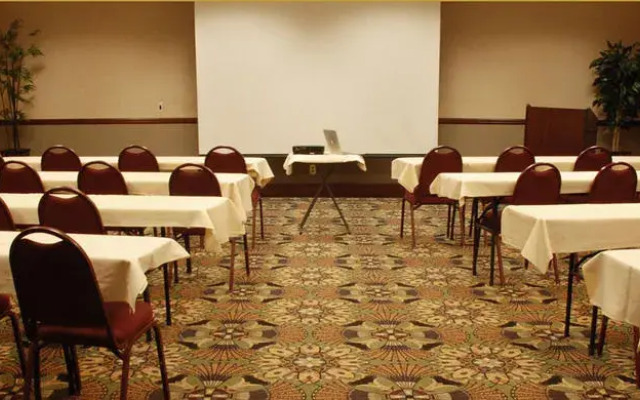 The Plaza Hotel & Suites Winona