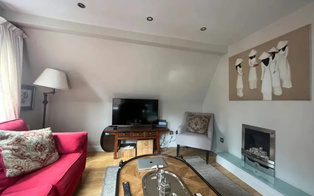 Modern Top Floor 2BD Flat - Kensington