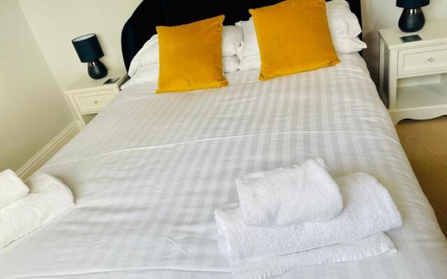Tanglewood house Abergavenny with private parking