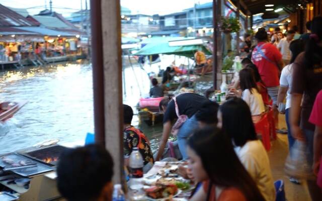 RoomQuest Amphawa Floating Market