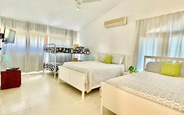 Spacious Trendy Villa At Metro Country Club