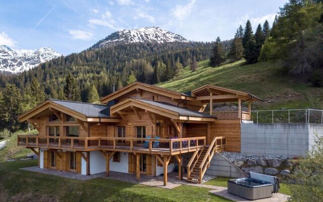 Crystal de Neige Luxury Chalet Spa & Jacuzzi