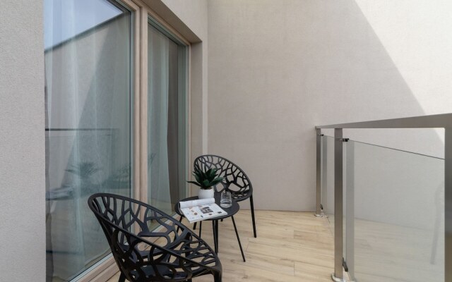 Deluxe City Studio by Renters