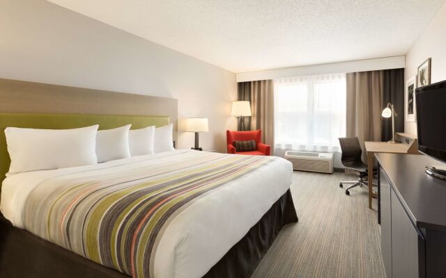 Holiday Inn Express & Suites Marquette, an IHG Hotel