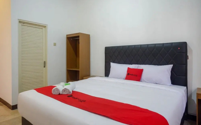 RedDoorz near Kawasan Simpang Lima Area
