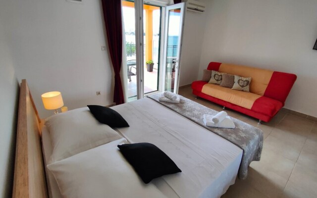 A1 Beachfront apt With big Terrace and sea View