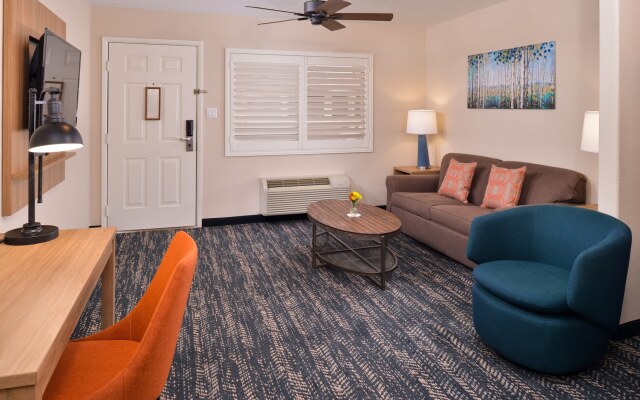 La Fuente Inn & Suites