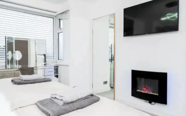 Private Gated Modern Home in Southampton - Estwood