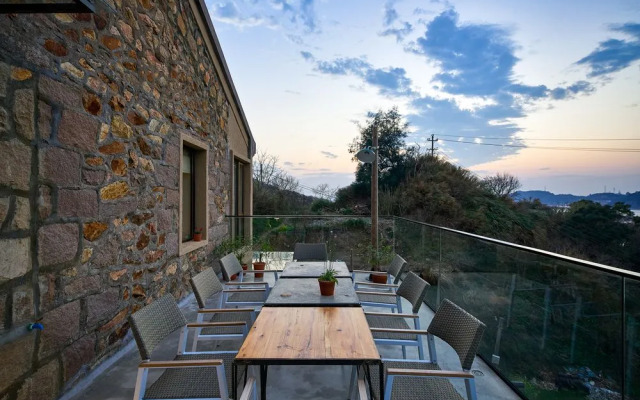 Huagang Village Flower Garden Hotel