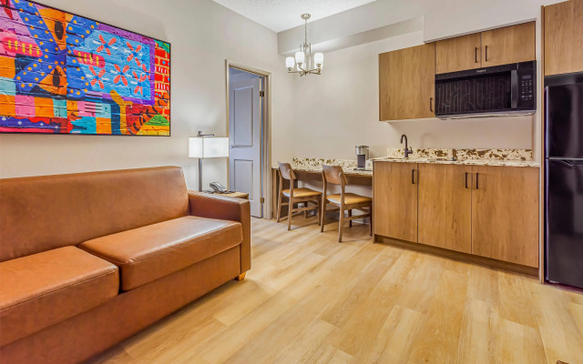 Days Inn & Suites by Wyndham West Edmonton