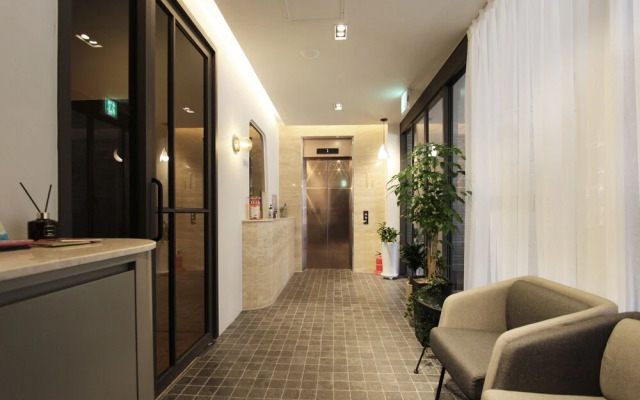 Seven Bricks Hotel