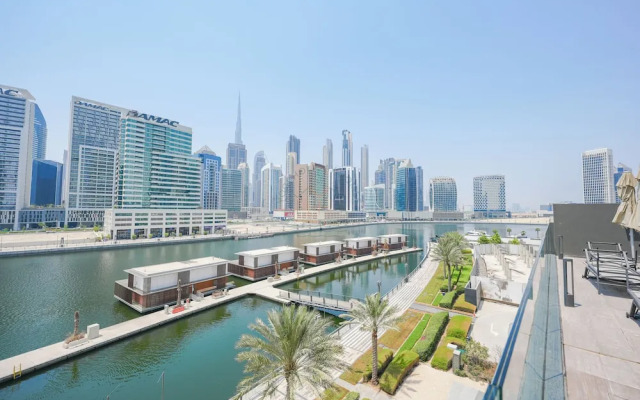 Urban Skyline City Comfort Studio